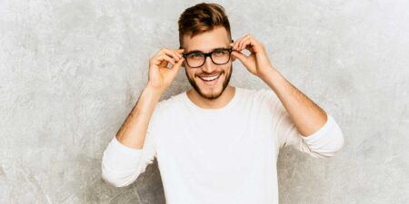 Homme barbu qui porte des lunettes
